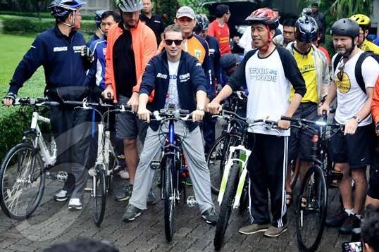 Jokowi Akui Serahkan Kacamata dari Pembalap Jorge Lorenzo ke KPK